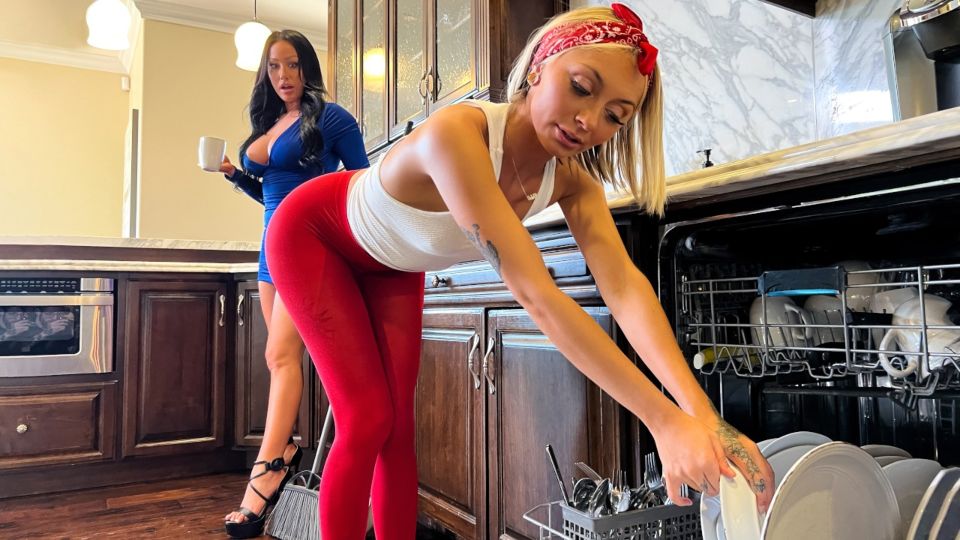 [MomsLickTeens] Jennifer White, Chloe Temple (Fingering The Sneaky Maid / 05.22.2023)